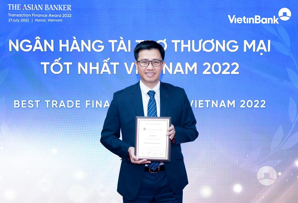 Ông Trần Hoài Nam - Phó Giám đốc Khối KHDN kiêm Giám đốc Trung tâm Phát triển Giải pháp tài chính khách hàng đại diện VietinBank nhận giải thưởng.