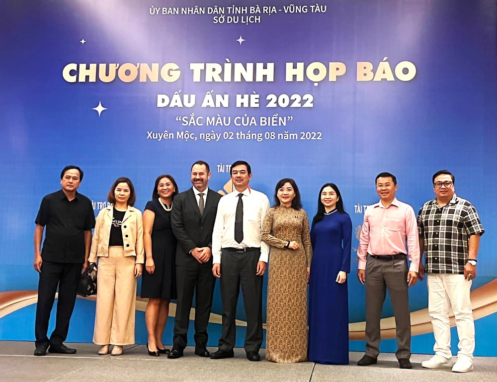 Bà Liêu Thị Phượng - Tổng Giám đốc Tập đoàn Charm Group (thứ 4 từ phải qua) chụp hình lưu niệm cùng lãnh đạo Sở và ban tổ chức