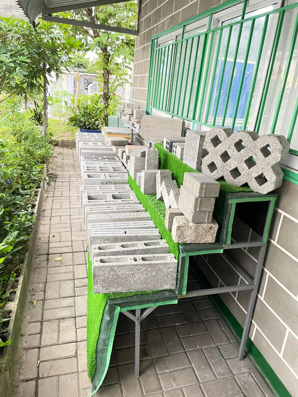 Sản phẩm VLXKN hiện đa dạng về mẫu mã và chủng loại với tiêu chuẩn kỹ thuật cao. Ảnh: PV