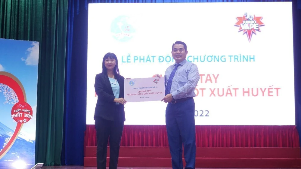 Ông Nguyễn Thành Phước - Giám đốc Kinh doanh và Tiếp thị của Fumakilla Việt Nam và bà Đỗ Thụy Diệu Tâm - Phó Ban Công tác phía Nam Trung ương Hội LHPN Việt Nam