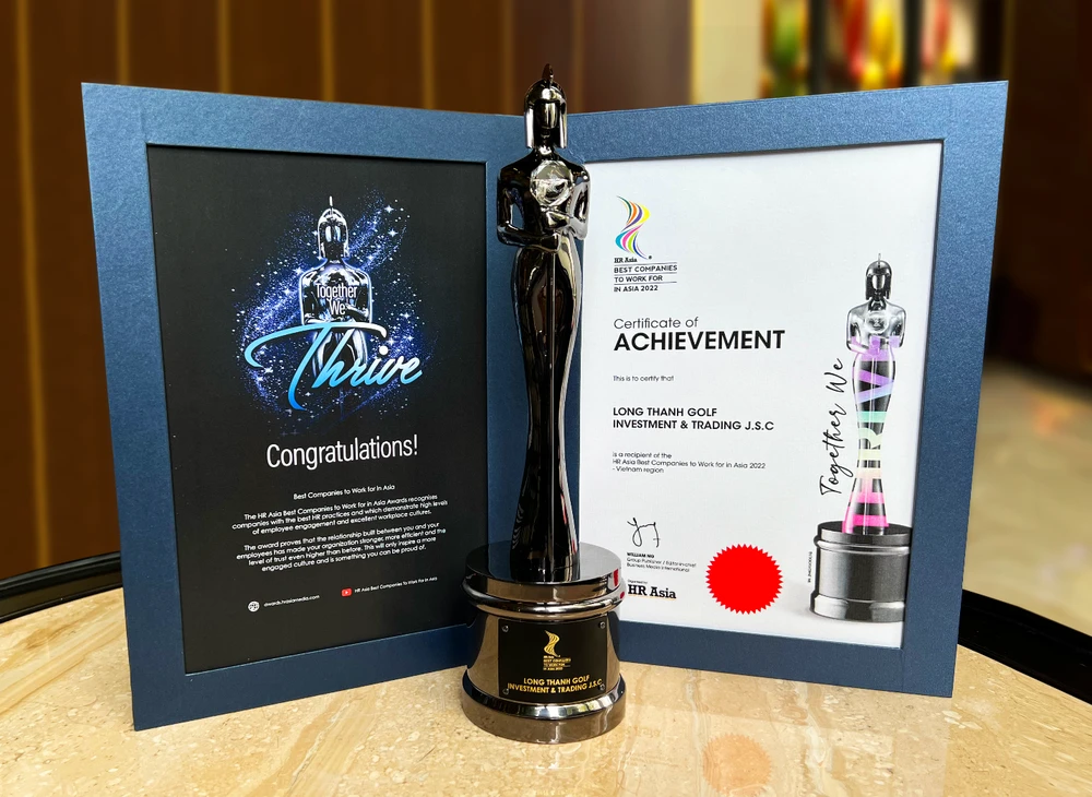 Chứng nhận và kỷ niệm chương Doanh nghiệp có môi trường làm việc tốt nhất tại Châu Á năm 2022 dành cho Golf Long Thành.