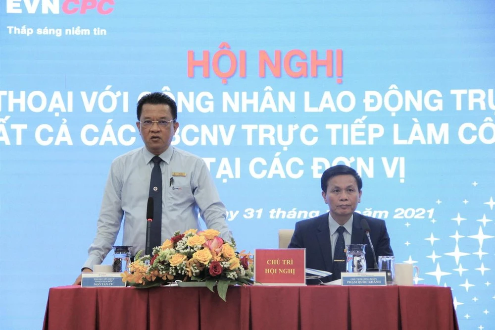 Ông Ngô Tấn Cư – Thành viên HĐTV kiêm Tổng giám đốc EVNCPC cùng lãnh đạo công đoàn đối thoại với CBCNV-NLĐ.