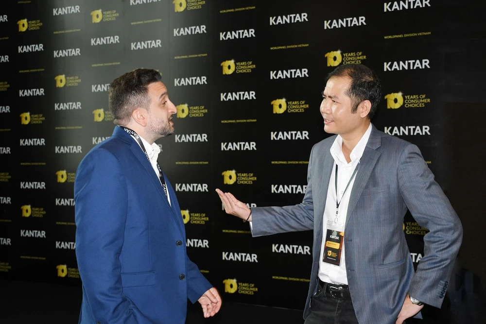 Ông Nguyễn Thế Anh – P.TGĐ Uniben cùng ông Peter Christou – TGĐ Kantar Worldpanel Việt Nam tại sự kiện “10 năm hành trình thay đổi trong hành vi người tiêu dùng”