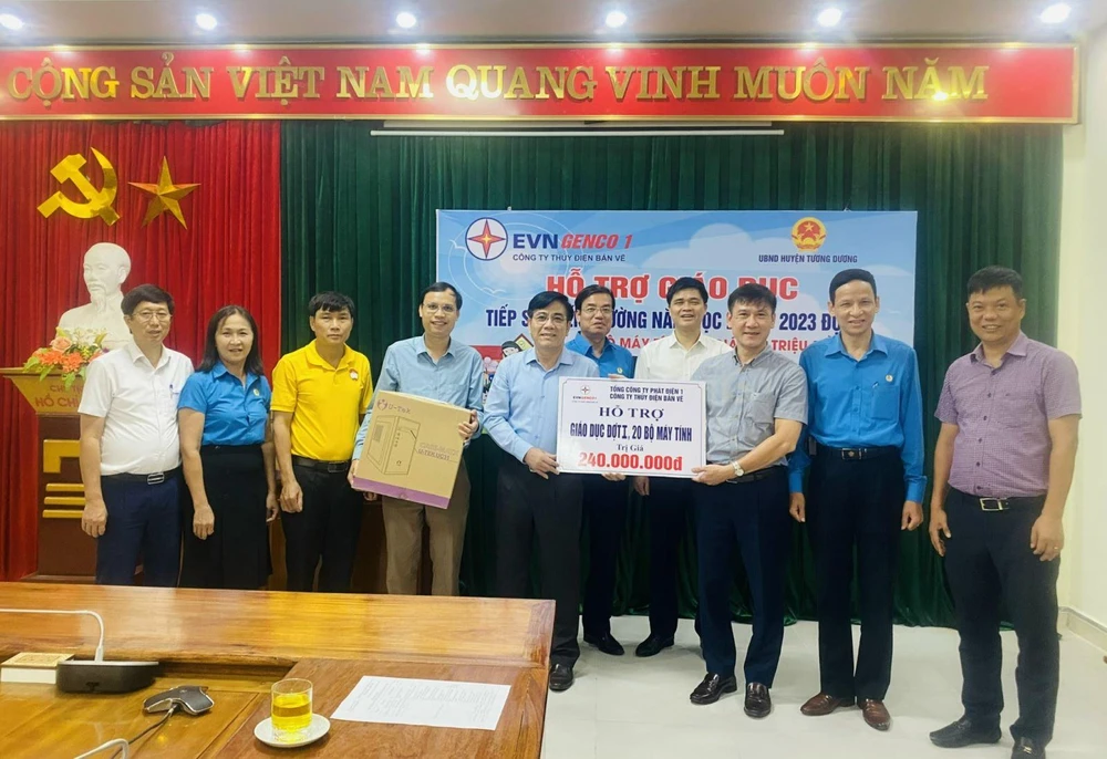 Đoàn trao tặng 20 bộ máy tính hỗ trợ giáo dục Đoàn trao tặng 20 bộ máy tính hỗ trợ giáo dục