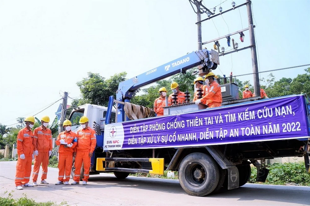 EVNNPC chủ động theo dõi, nắm bắt về diễn biến các cơn bão, ứng trực 24/24h. EVNNPC chủ động theo dõi, nắm bắt về diễn biến các cơn bão, ứng trực 24/24h.