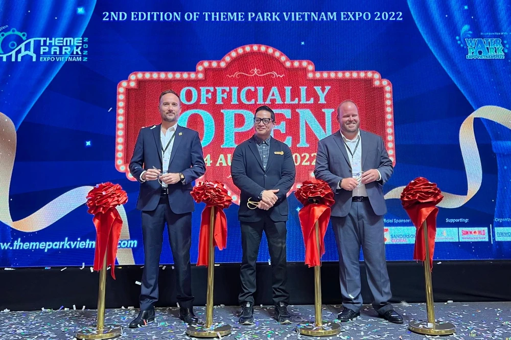 Đại diện Sun World, Fireworks Trade Media và VinWonders (từ trái sang) thực hiện nghi thức cắt băng khai mạc triển lãm.