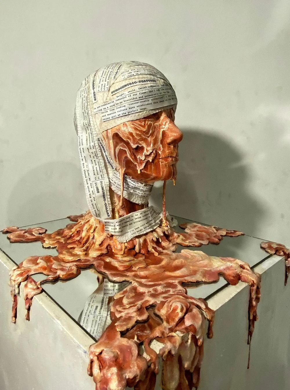 Các tác phẩm tại “Thầm thì” được thể hiện dưới nhiều hình thức khác nhau của nghệ thuật tạo hình từ tranh vẽ cho tới điêu khắc, tranh kỹ thuật số, sách truyện… Các tác phẩm tại “Thầm thì” được thể hiện dưới nhiều hình thức khác nhau của nghệ thuật tạo hình từ tranh vẽ cho tới điêu khắc, tranh kỹ thuật số, sách truyện…