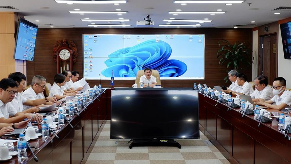 Ông Vũ Thế Nam - Thành viên HĐTV EVNNPC chủ trì cuộc họp.