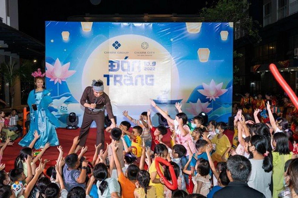 Các em nhỏ “Đón trăng" cùng “chú Cuội, chị Hằng” tại Charm City