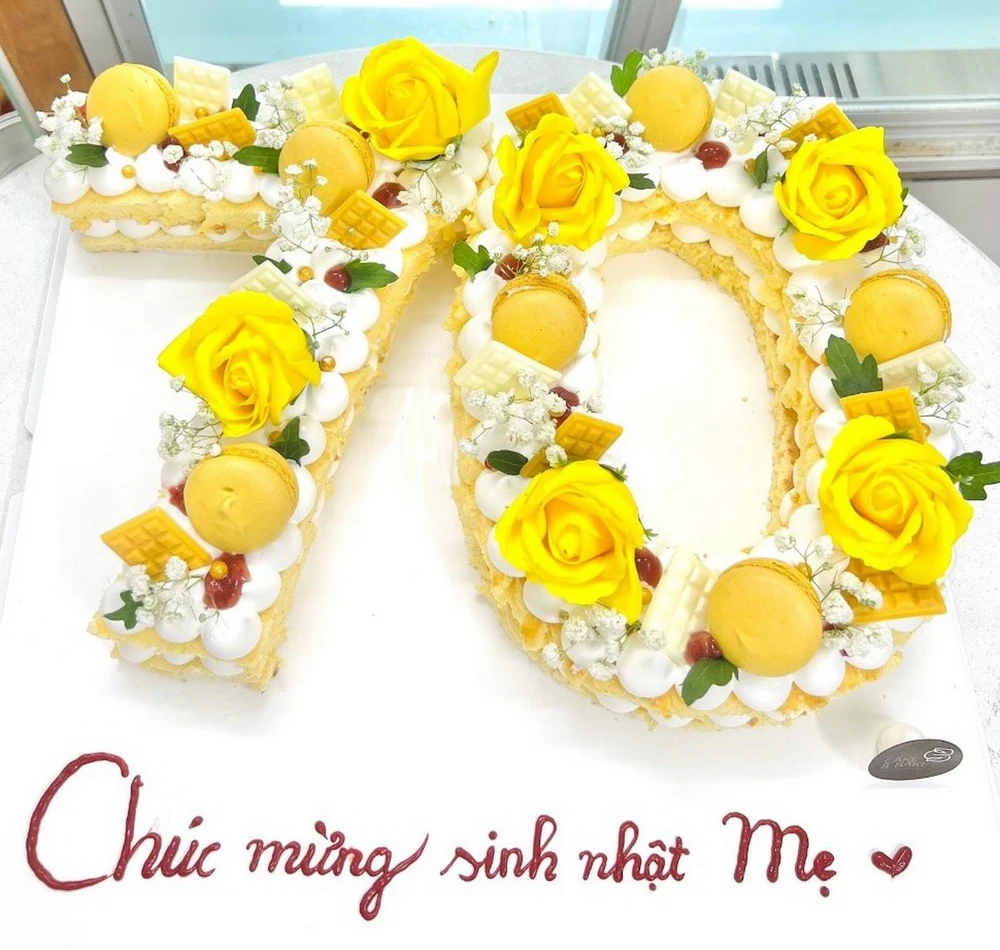 Bánh kem hoa hồng hình số mừng sinh nhật mẹ yêu (hình ảnh của banhsinhnhat.com)