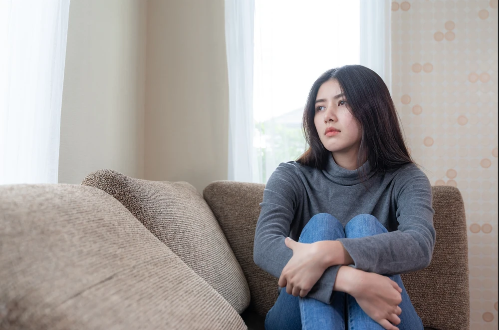 Chị Tươi suy sụp vì quyết định đầu tư sai lầm của mình (Ảnh minh họa)