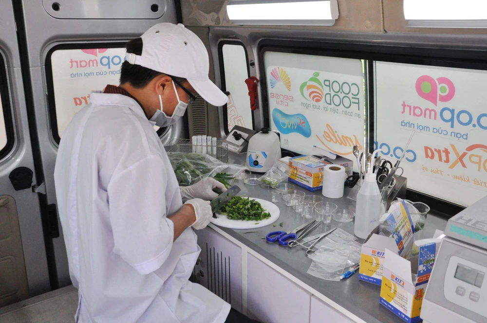 Xe kiểm nghiệm lưu động của Saigon Co.op tiến hành kiểm tra đột xuất tại vườn của nhà cung cấp.