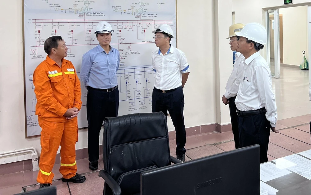 Lãnh đạo EVNNPT kiểm tra tình hình vận hành và phòng chống bão số 4 tại trạm biến áp 500kV Đà Nẵng.