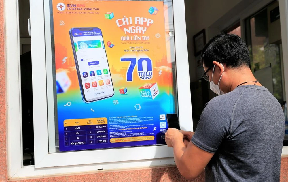 Khách hàng tại Vũng Tàu quét mã QR Code cài App Chăm sóc khách hàng EVNSPC để tìm hiểu các dịch vụ mới về điện Khách hàng tại Vũng Tàu quét mã QR Code cài App Chăm sóc khách hàng EVNSPC để tìm hiểu các dịch vụ mới về điện