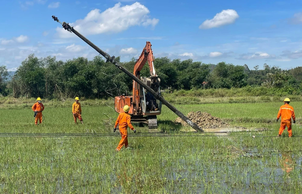 Công nhân PC Đắk Nông khẩn trương, khôi phục lưới điện tại Quảng Nam. Ảnh: BM