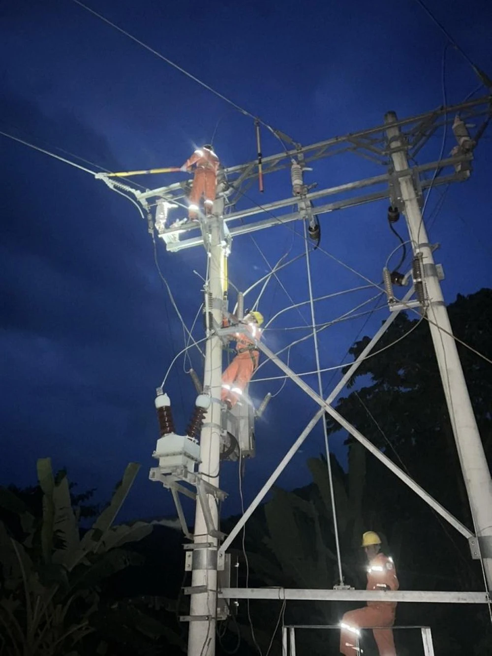 Các đơn vị của EVNNPC đang nỗ lực khắc phục hệ thống điện để sớm cấp điện trở lại cho người dân.