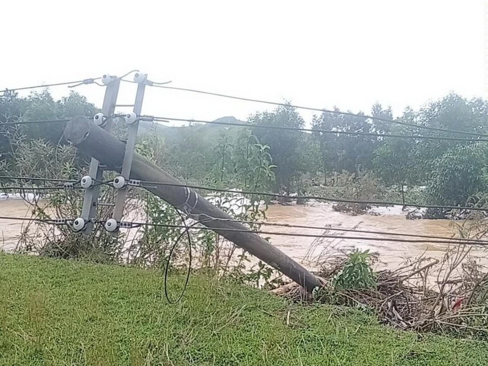 Cột điện ở Hà Tĩnh bị đổ vì ảnh hưởng bão lụt.