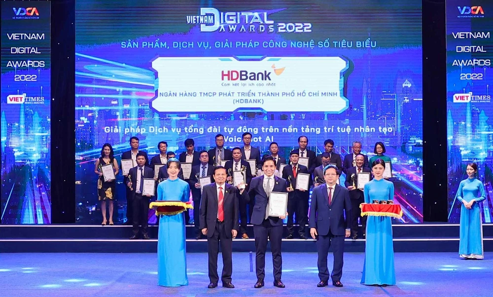 Ông Nguyễn Đức Dũng- Phó Giám đốc Trung tâm Chuyển đổi số HDBank (DTC) - đại diện HDBank - nhận giải.