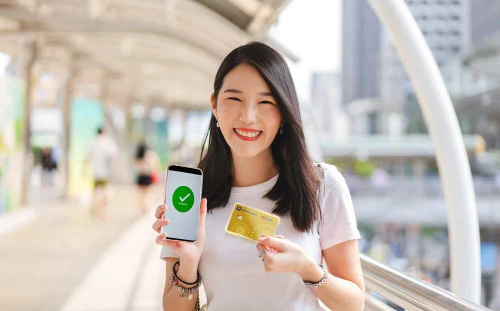 Với siêu thẻ HDBank Petrolimex 4 trong 1, chủ thẻ có thể thực hiện thanh toán tùy theo nhu cầu chỉ với một chiếc thẻ nhỏ gọn.