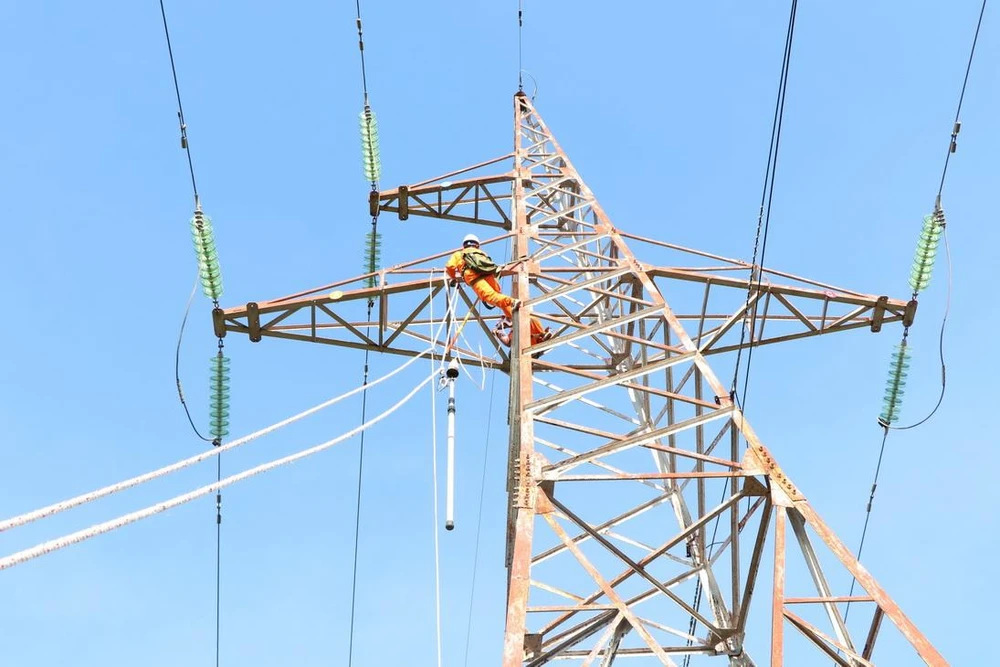 Đội thi EVNNPC thực hành xử lý sự cố trên đường dây 110kV.