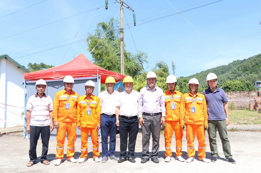 Phó Tổng Giám đốc EVNNPC Vũ Anh Phương (đứng giữa) động viên và chụp ảnh lưu niệm với đội thi EVNNPC.