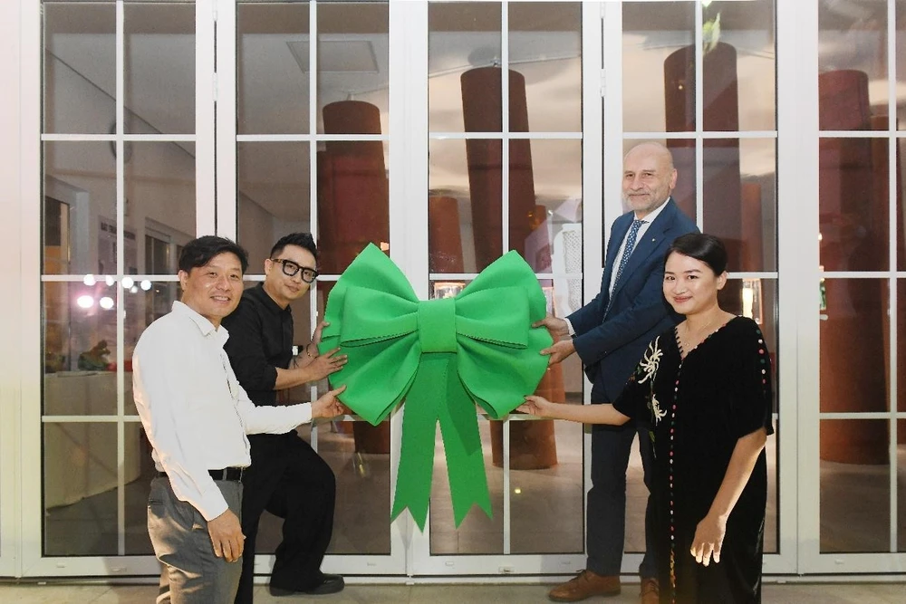 Ngài Đại sứ Ý tại Việt Nam cùng GS. Vũ Hà Văn và các nghệ sĩ tại Triển lãm “Chiếc giày gốm Bát Tràng &amp; Cuộc dạo chơi cùng văn hóa Ý”.