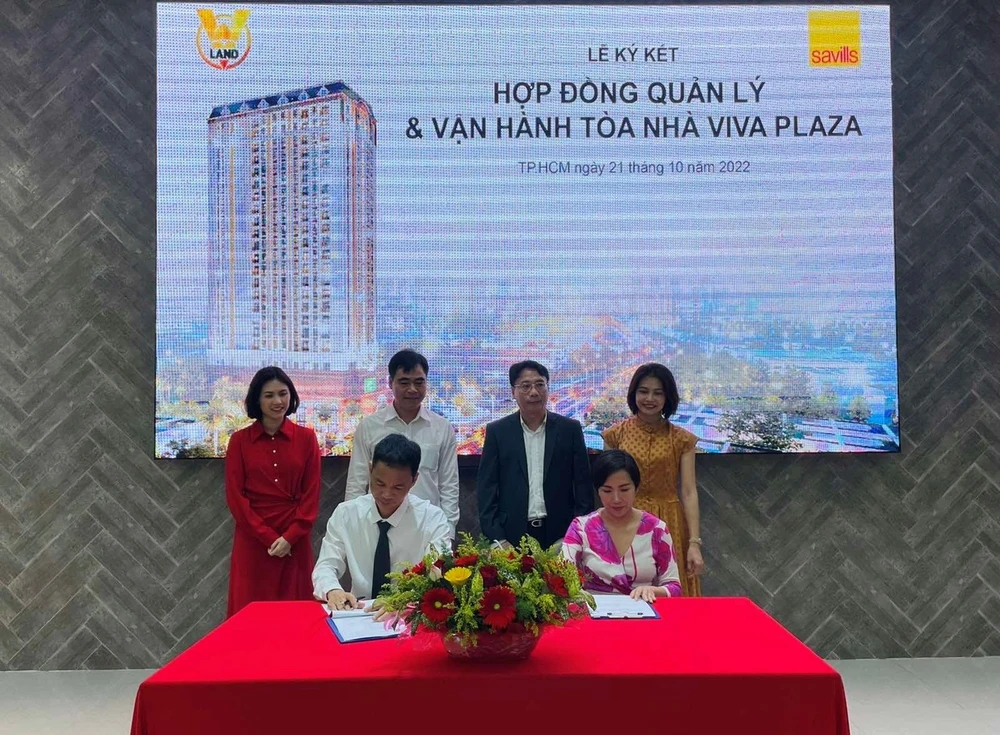 Khung cảnh lễ ký kết hợp tác quản lý, vận hành khu căn hộ Viva Plaza giữa Vinaland và Savills Vietnam.
