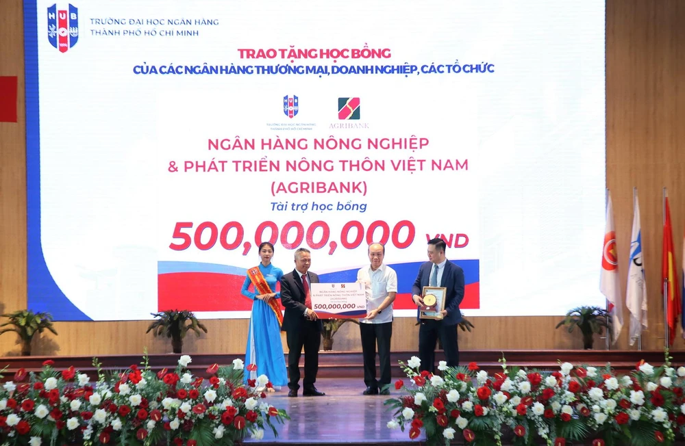 Ông Nguyễn Minh Trí – Thành viên HĐTV, Trưởng Văn phòng đại diện Agribank khu vực miền Nam trao tặng 500 triệu đồng cho Quỹ “Học bổng BUH” của Đại học Ngân hàng TP.HCM.