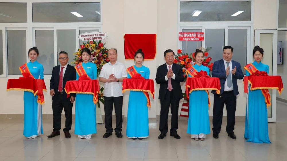 Các đại biểu cắt băng khánh thành phòng Machine Learning &amp; Blockchain Lab của Đại học Ngân hàng TP.HCM.