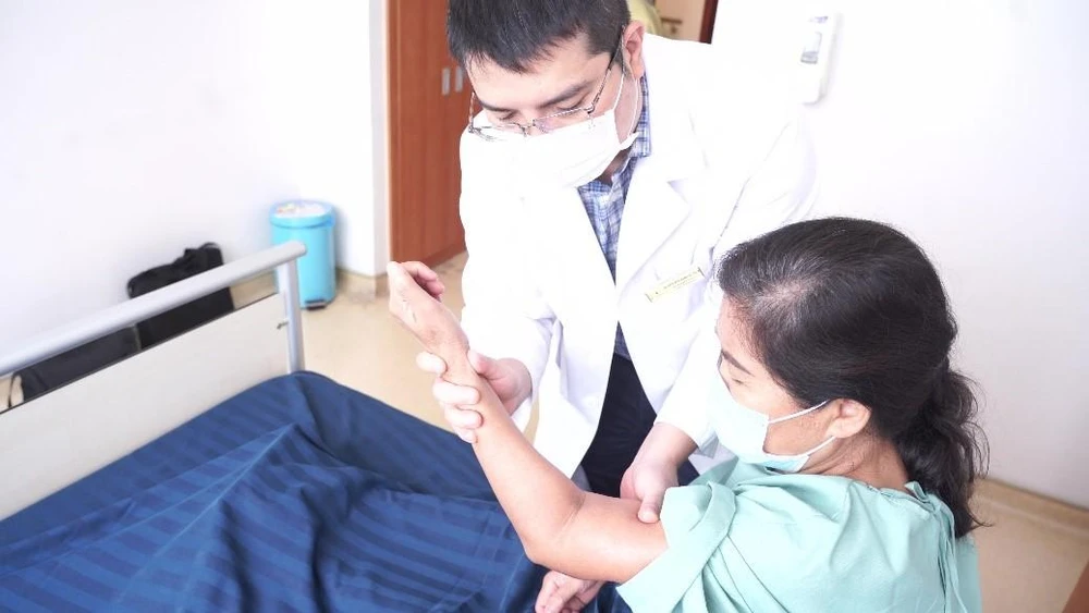 Sau mổ, cánh tay của bà Vượng đã không còn cảm giác đau buốt, đau nhói, đã có thể cử động với biên độ bình thường,đưa tay lên chải đầu, đánh răng, cầm điện thoại được.