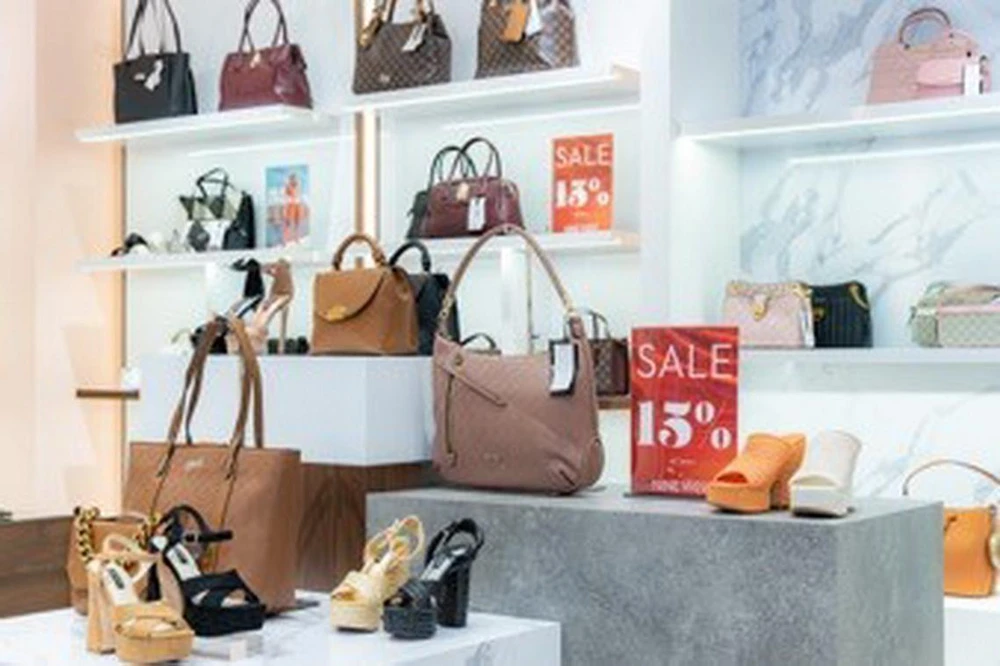 Các fashionista có thể chọn ngay một món phụ kiện ưng ý tại gian hàng Nine West hoặc LYN để hoàn thiện phong cách của mình