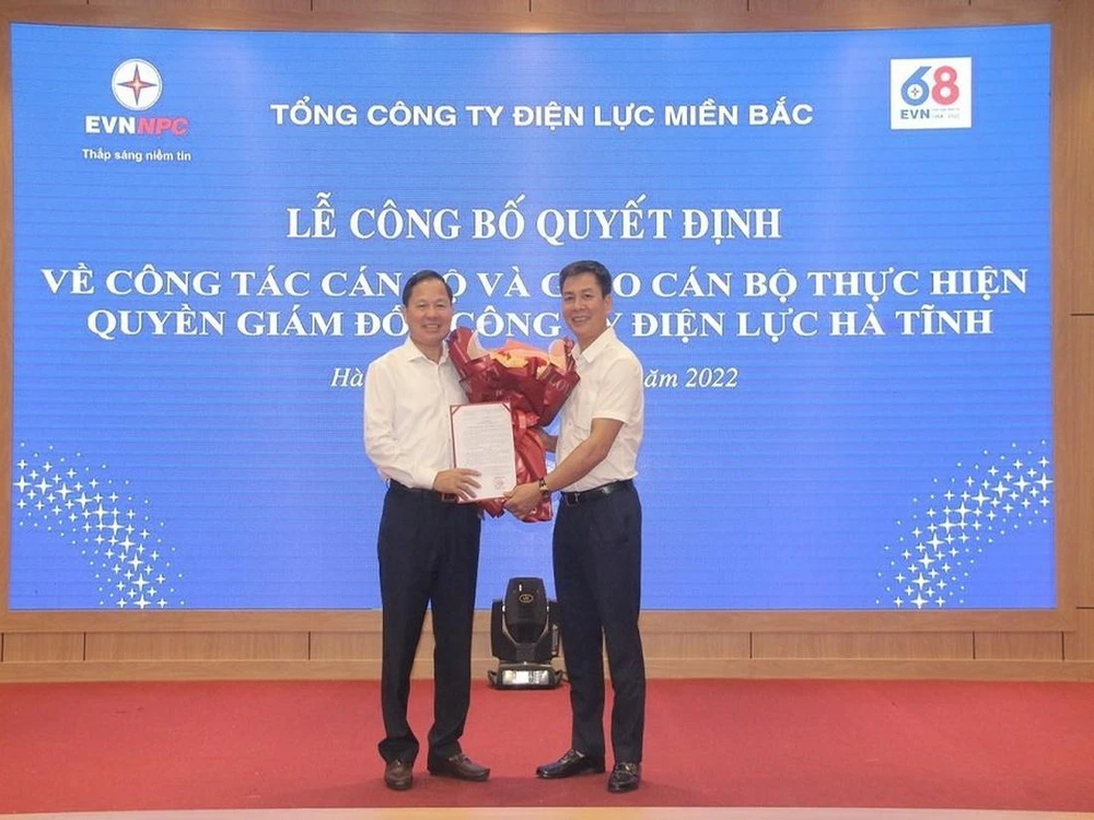 Ông Vũ Thế Nam, Thành viên Hội đồng thành viên EVNNPC tặng hoa và trao quyết định cho ông Nguyễn Phúc Phong.