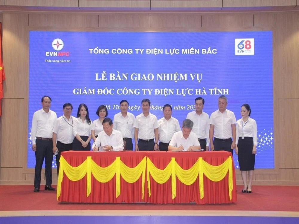 Lễ ký bàn giao công việc giữa ông Nguyễn Phúc Phong và ông Lê Quang Thái.