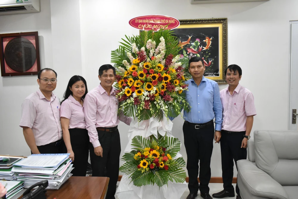 PCT thường trực UBND TP Đà Nẵng Hồ Kỳ Minh thăm Chi nhánh NHCSXH TP Đà Nẵng nhân kỉ niệm 20 năm thành lập NHCSXH.