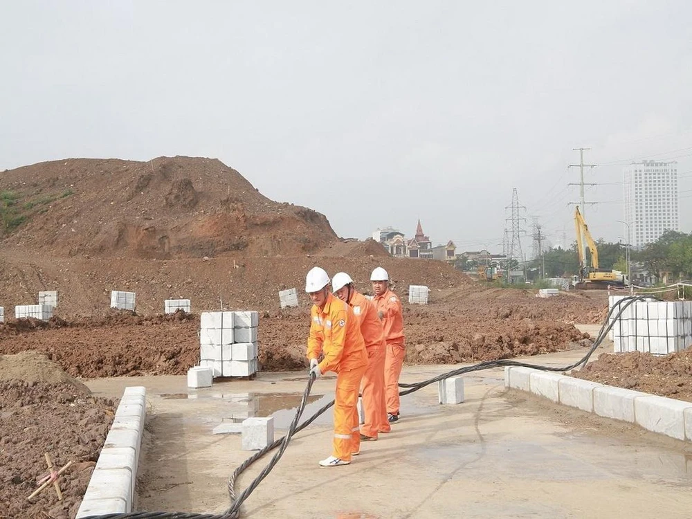 Công nhân điện lực thành phố Ninh Bình kéo dây chạy máy phát điện phục vụ Festival. Công nhân điện lực thành phố Ninh Bình kéo dây chạy máy phát điện phục vụ Festival.