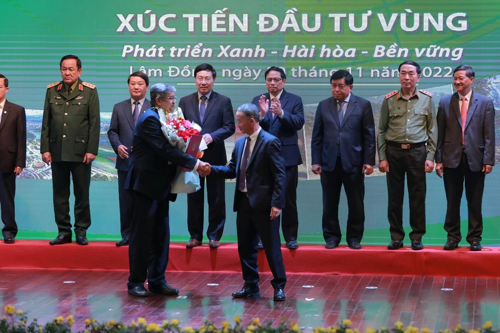 Ông Vijay Kumar Pandey, Đại diện HĐQT Tập đoàn TH và ông Hồ Văn Mười, Chủ tịch UBND tỉnh Đắk Nông trao biên bản ghi nhớ thỏa thuận hợp tác.