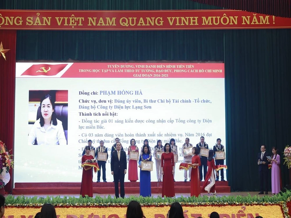 Chị Phạm Hồng Hà - Kế toán trưởng Công ty Điện lực Lạng Sơn được tuyên dương, vinh danh điển hình tiên tiến trong học tập và làm theo tư tưởng, đạo đức, phong cách Hồ Chí Minh giai đoạn 2016-2021