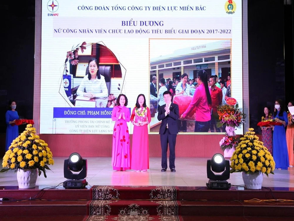 Chị Phạm Hồng Hà - Kế toán trưởng Công ty Điện lực Lạng Sơn nhận Giấy khen của Công đoàn Tổng công ty Điện lực miền Bắc vì đã có thành tích tiêu biểu trong công tác vận động Nữ công nhân viên chức lao động giai đoạn 2017-2022