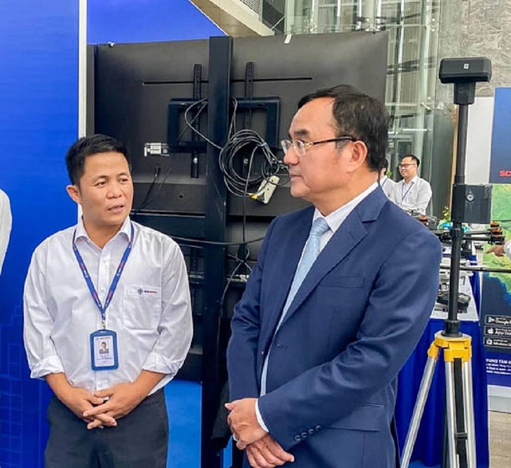 Ông Dương Quang Thành - Chủ tịch hội đồng thành viên EVN thăm quan gian hàng trưng bày sản phẩm của EVNGENCO1.