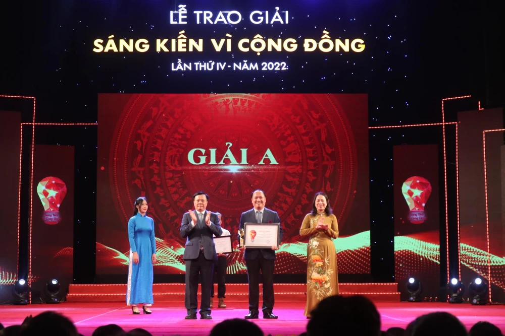 Ông Tạ Quốc Đan – Chủ nhiệm Chính trị MB đại diện nhận giải thưởng Ông Tạ Quốc Đan – Chủ nhiệm Chính trị MB đại diện nhận giải thưởng