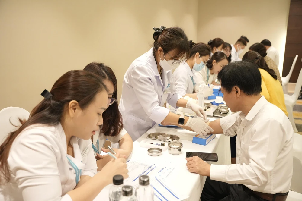 Các hội viên Tổng hội y học Việt Nam tham dự hội nghị được thu mẫu tầm soát 5 loại ung thư thường gặp. Các hội viên Tổng hội y học Việt Nam tham dự hội nghị được thu mẫu tầm soát 5 loại ung thư thường gặp.