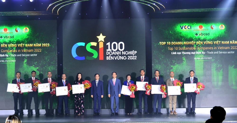 Bà Đoàn Thị Mai Hương – Tổng Giám đốc SASCO nhận Top 10 Doanh nghiệp bền vững Việt Nam năm 2022. Đây là năm thứ 7 liên tiếp SASCO nằm trong Top 10 Phát triển bền vững - Khối thương mại dịch vụ.