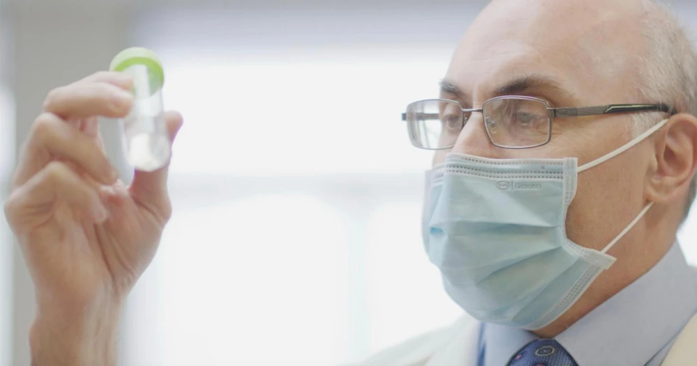 GS-BS Drew Weissman trong phòng thí nghiệm.