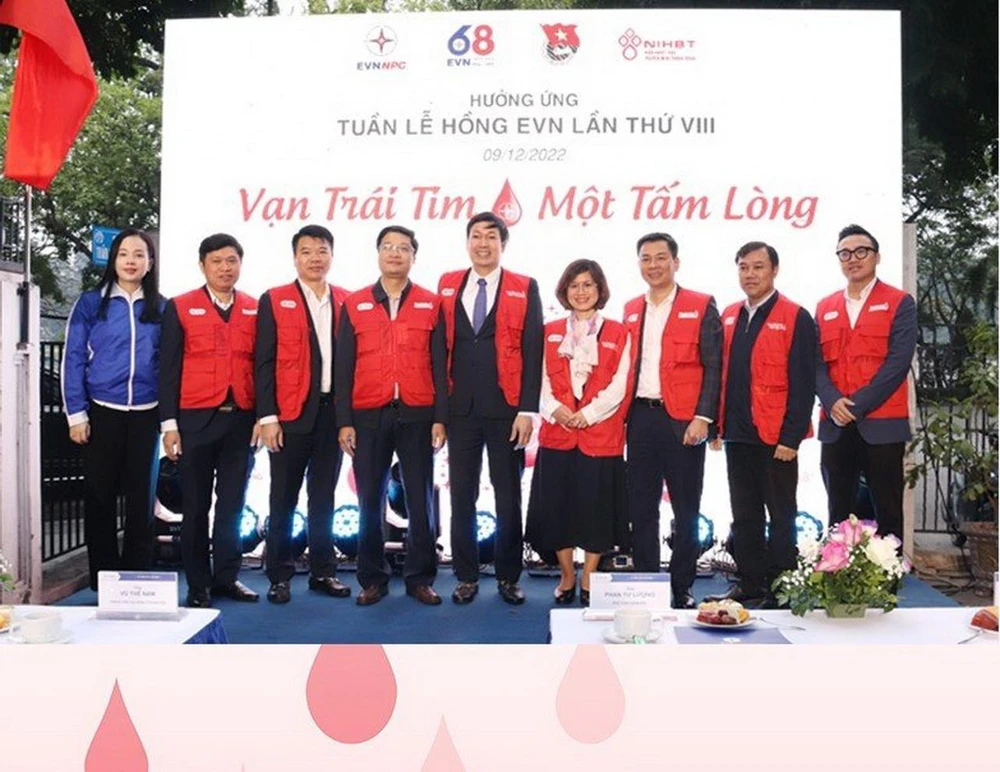 Ông Phan Tử Lượng (đứng giữa), Phó Tổng Giám đốc EVNNPC cùng lãnh đạo EVN, EVNNPC tại lễ phát động hưởng ứng Tuần lễ hồng 2022.