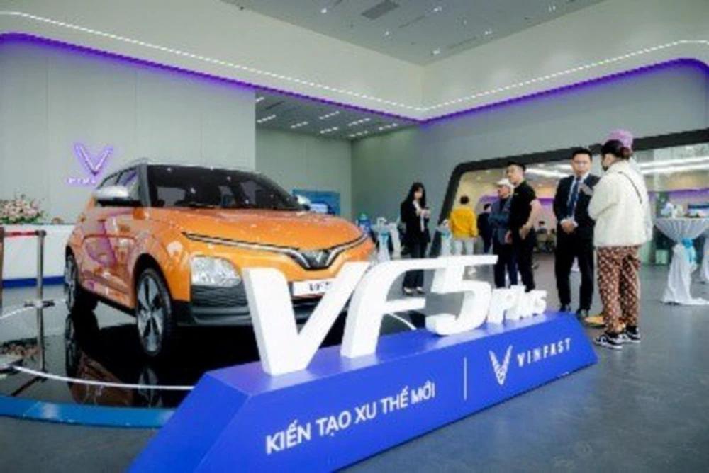 Người dân Hải Phòng và các tỉnh, thành phố lân cận có mặt từ sớm để tận mắt chiêm ngưỡng mẫu ô tô điện VF 5 Plus trưng bày tại showroom VinFast Imperia Hải Phòng.