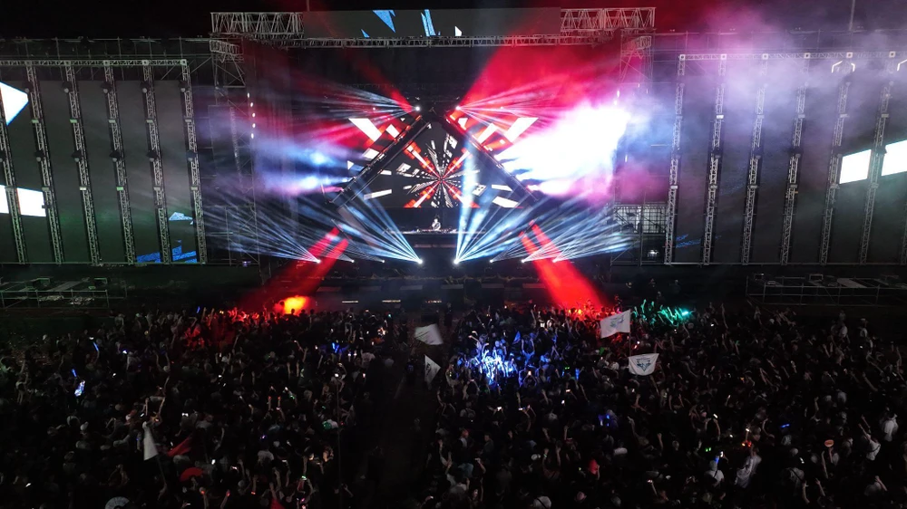 Hơn 9 giờ tối, Alok, top 4 DJ thế giới 2 năm liền do DJ Mag bình chọn khiến đại nhạc hội càng trở nên nóng hơn nữa