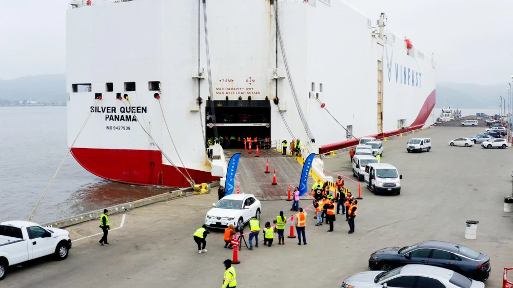 Ngày 20-12-2022 giờ địa phương (tức 21-12 giờ Việt Nam) – lô xe đầu tiên của VinFast đã cập cảng Benicia, California