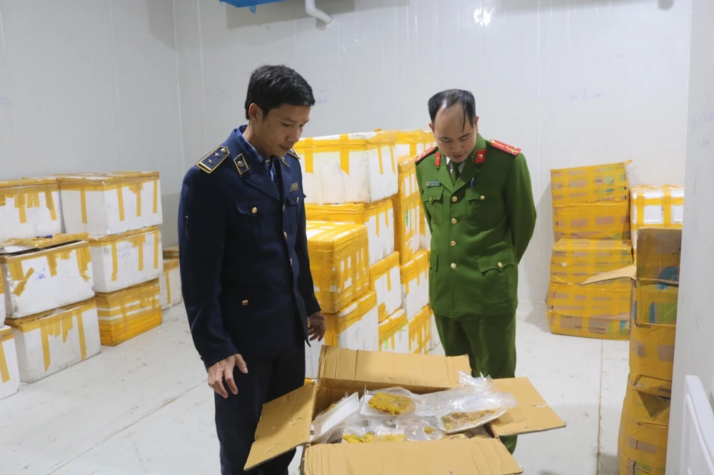 Lực lượng chức năng kiểm tra hàng hoá vi phạm. Ảnh: QLTT Quảng Bình
