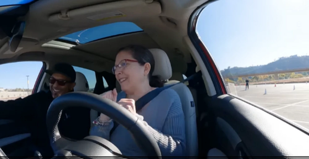 Khách hàng Mỹ thích thú trải nghiệm khả năng vận hành vượt trội của xe VF 8 tại sự kiện lái thử Ride &amp; Drive của VinFast.