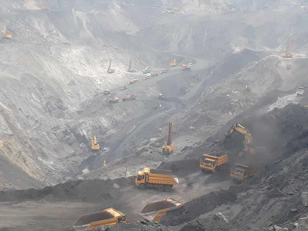 Sôi động sản xuất trên khai trường Than Hà Tu những ngày cuối năm 2022.